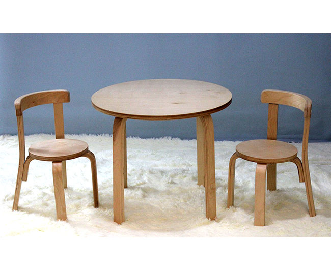 Kitty, a table and two chairs for children